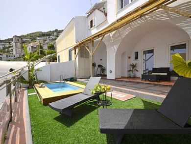 Private villa sleeps 6 in Praiano with pool by the Sea
